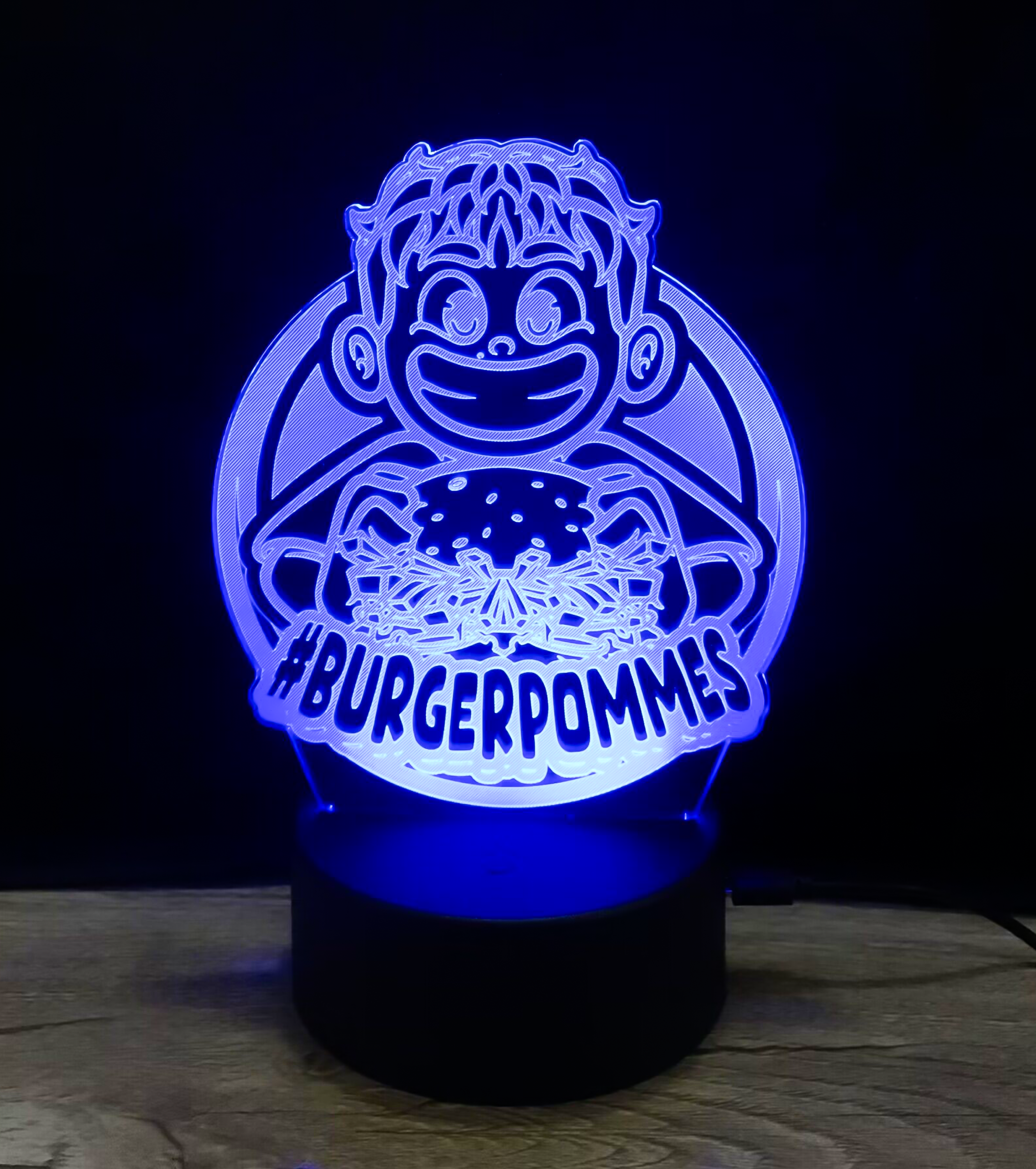 BURGERPOMMES LED-Lampe in leuchtendem Blau mit Cartoon-Motiv – coole Kinderzimmer-Deko für Gaming-Fans und Burgerliebhaber.