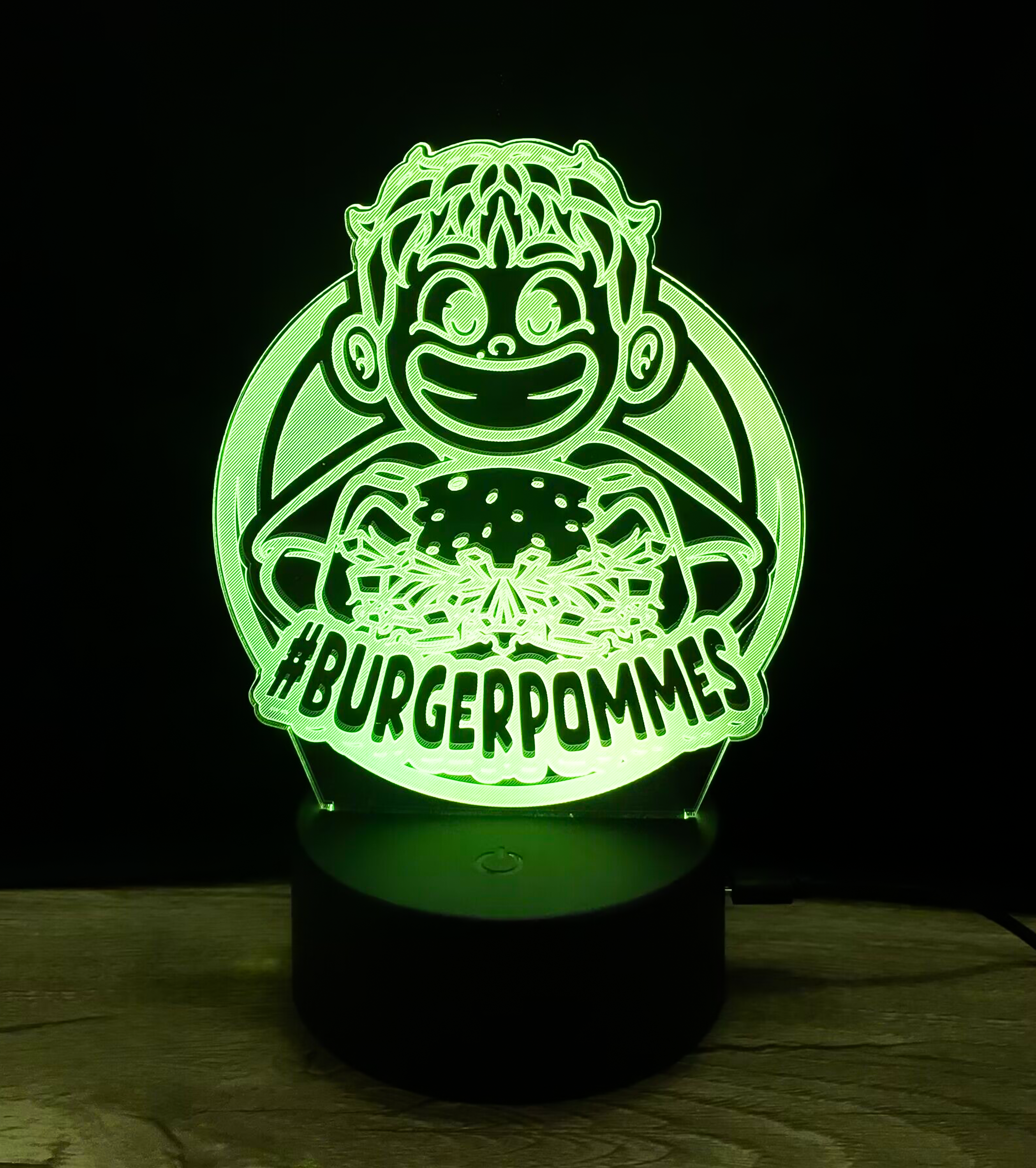 Leuchtende BURGERPOMMES LED-Lampe in kräftigem Grün mit Comic-Figur und Burgermotiv – perfekt als Nachtlicht für Kinderzimmer oder Gaming-Setup.