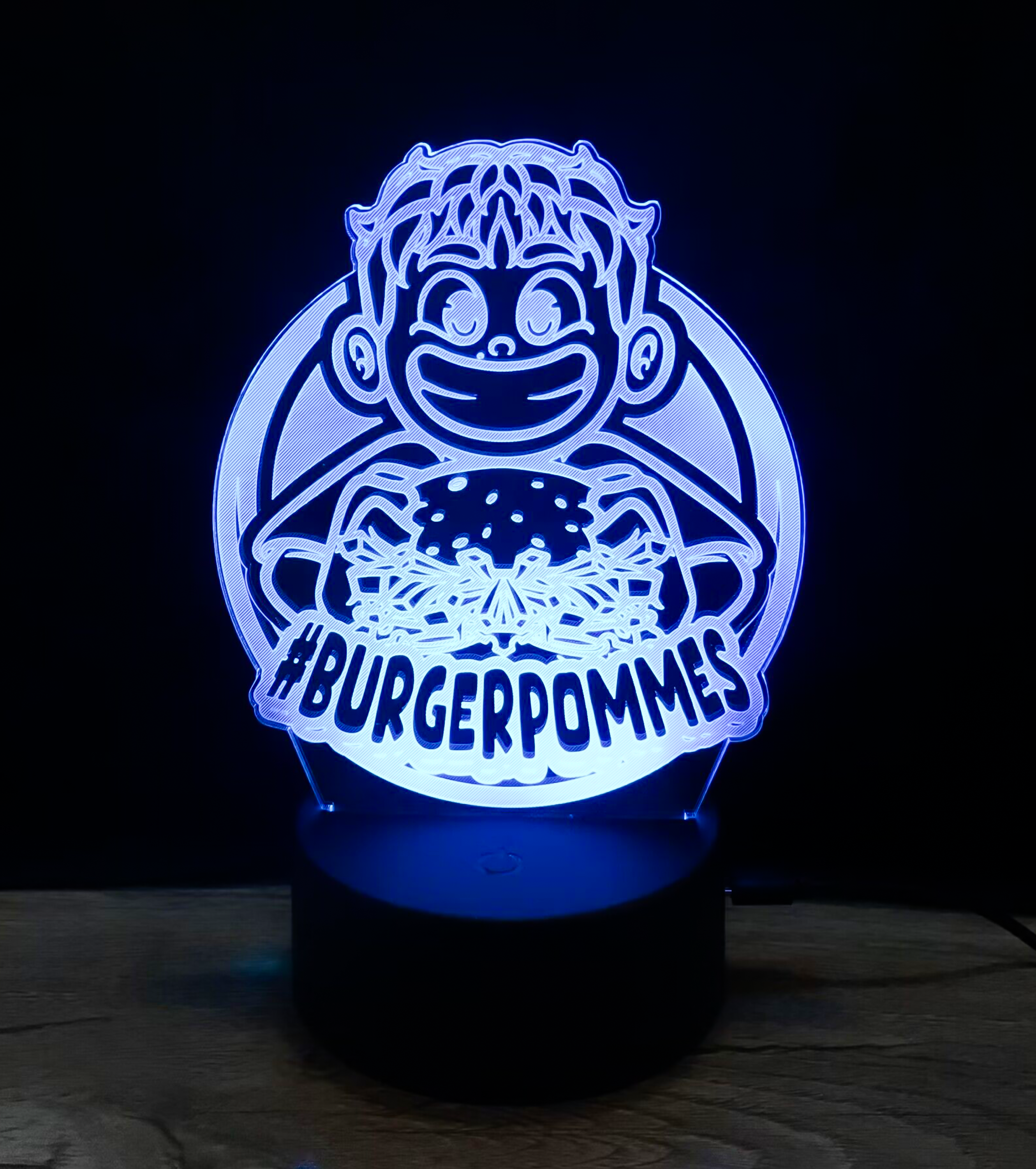 Leuchtende LED-Lampe mit Burgerpommes-Motiv aus Acryl auf schwarzem Sockel – ideal als Nachtlicht oder Deko im Kinderzimmer.
