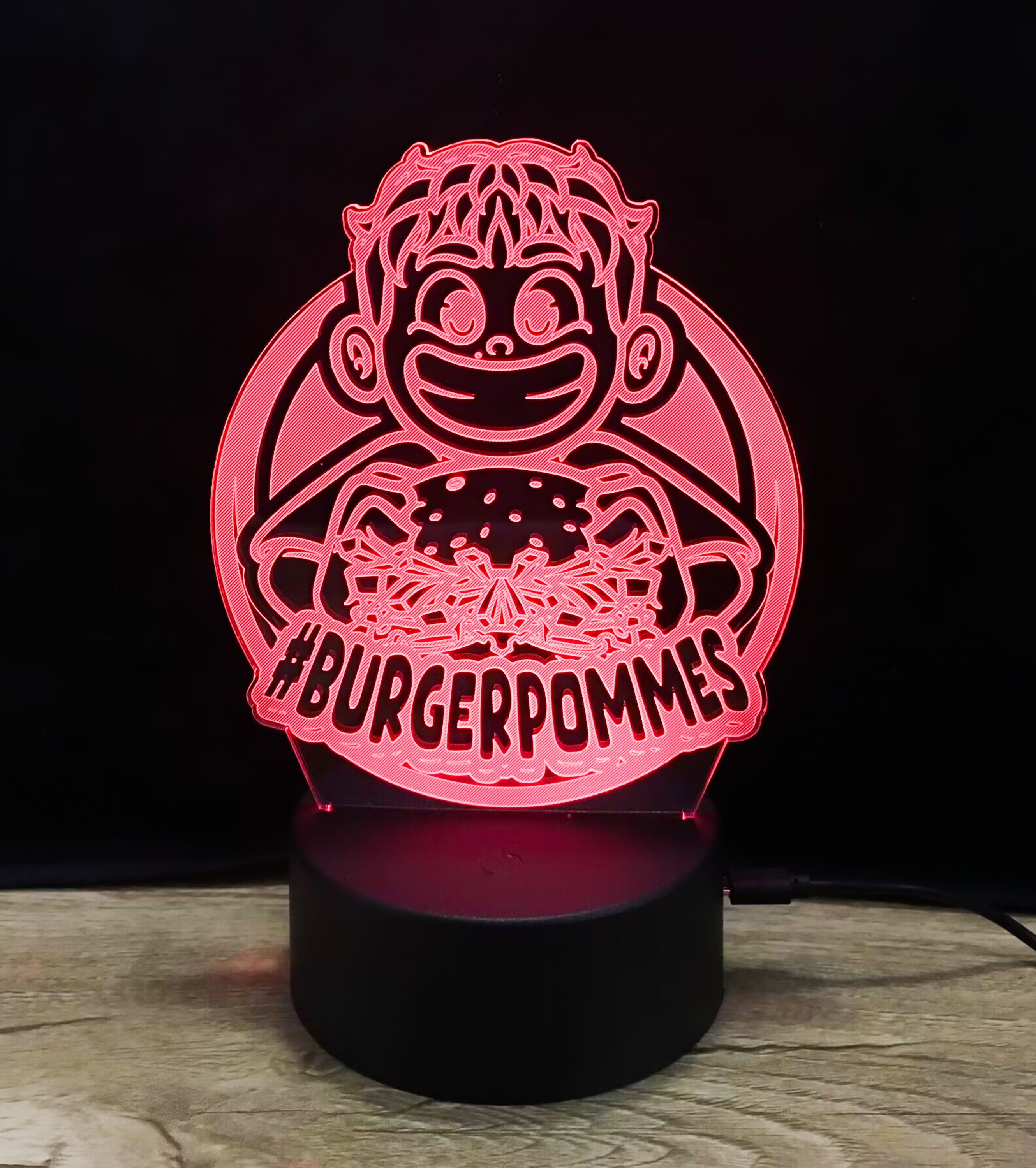 Rote Version der 3D-LED-Nachtlampe mit #BURGERPOMMES-Design – kultiges Leuchtelement mit leuchtendem Burger und Pommes für Kinderzimmer oder YouTube-Set.