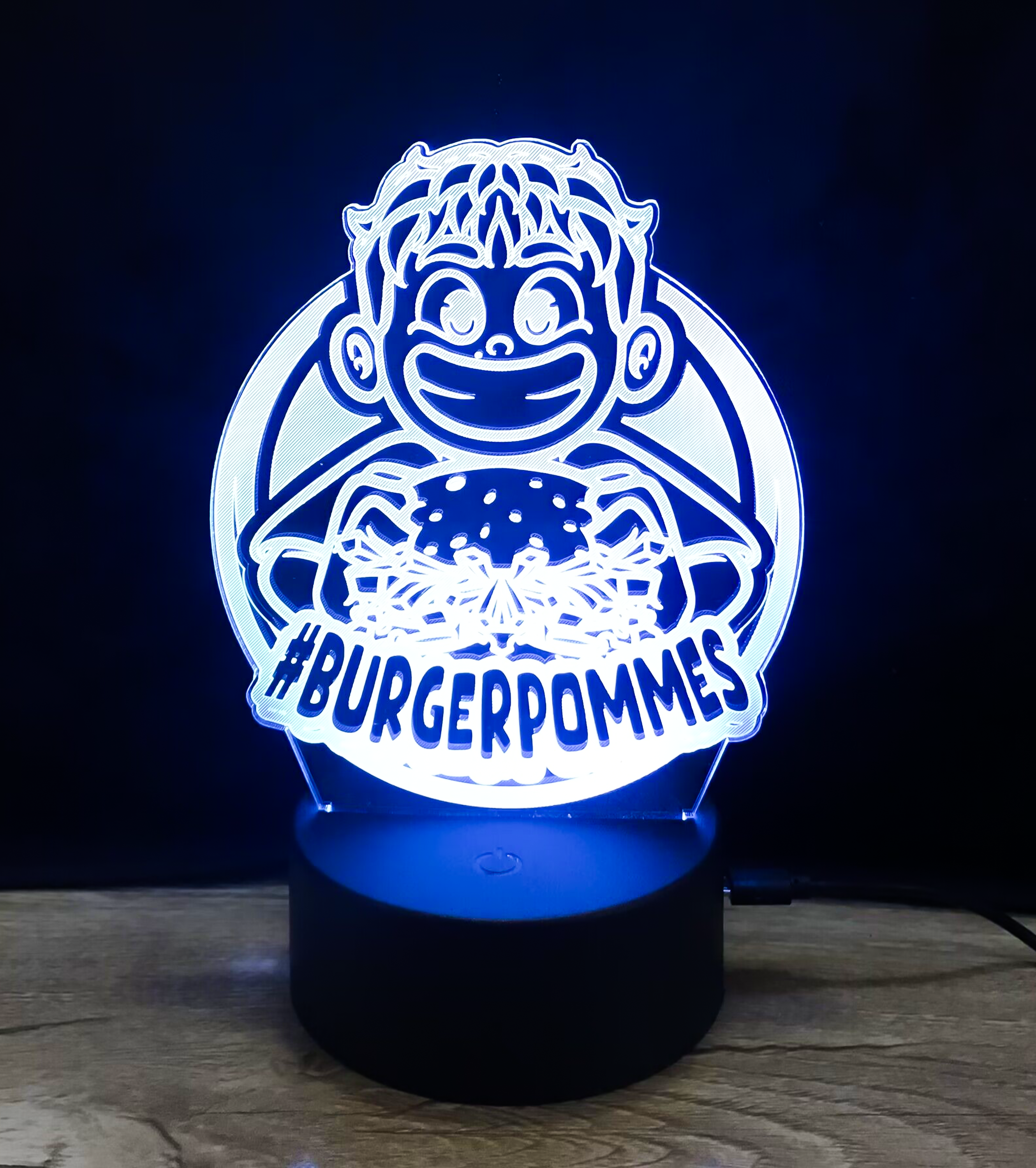 BURGERPOMMES LED-Lampe in weißer Leuchtfarbe mit Cartoon-Motiv – stylische Kinderzimmer-Lampe für Fans der Burgerpommes-Reihe.