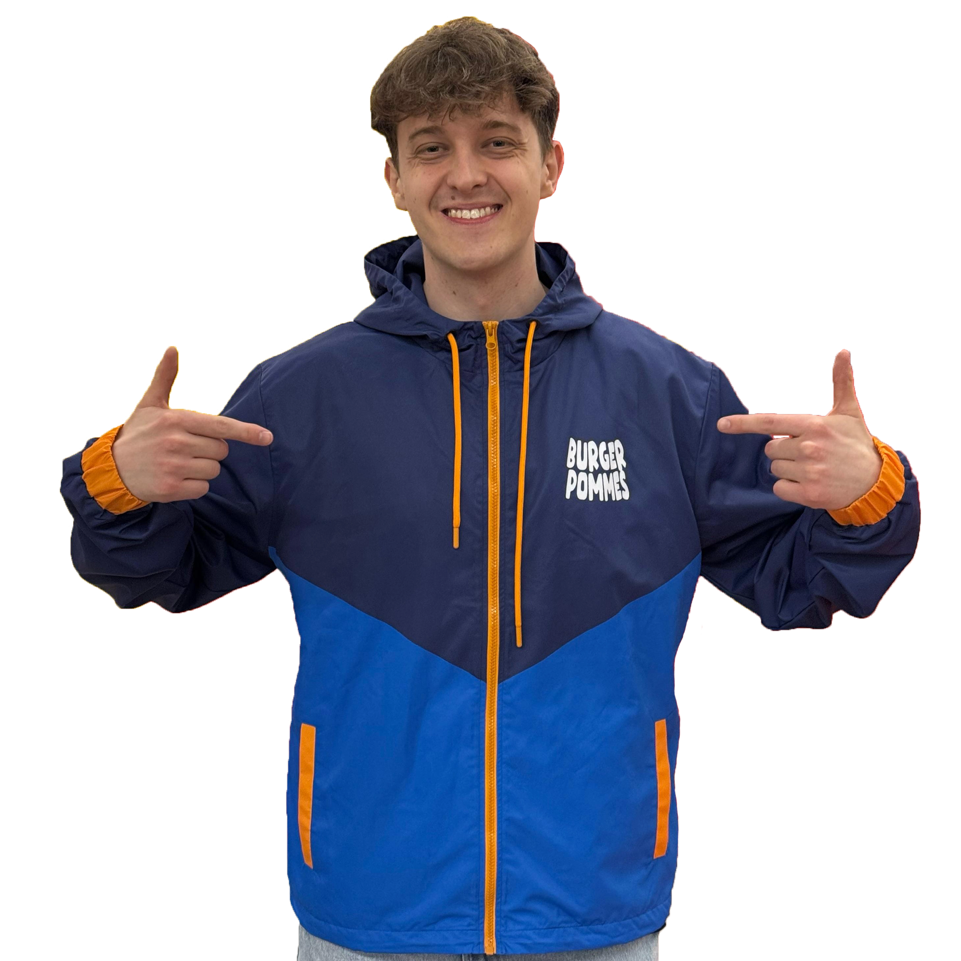 Lukas BS trägt die blaue BurgerPommes-Windbreaker-Jacke mit orangenen Details und zeigt stolz auf das Logo auf der Brust.