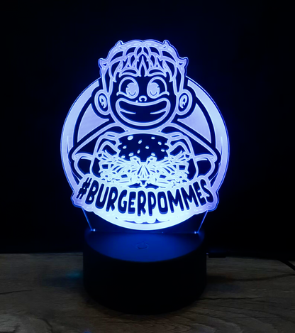 Leuchtende LED-Lampe mit Burgerpommes-Motiv aus Acryl auf schwarzem Sockel – ideal als Nachtlicht oder Deko im Kinderzimmer.

